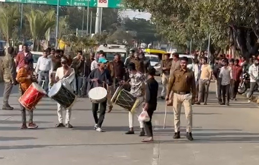पुलिसकर्मियों के साथ झूमाझटकी करने वालों का निकाला जुलूस