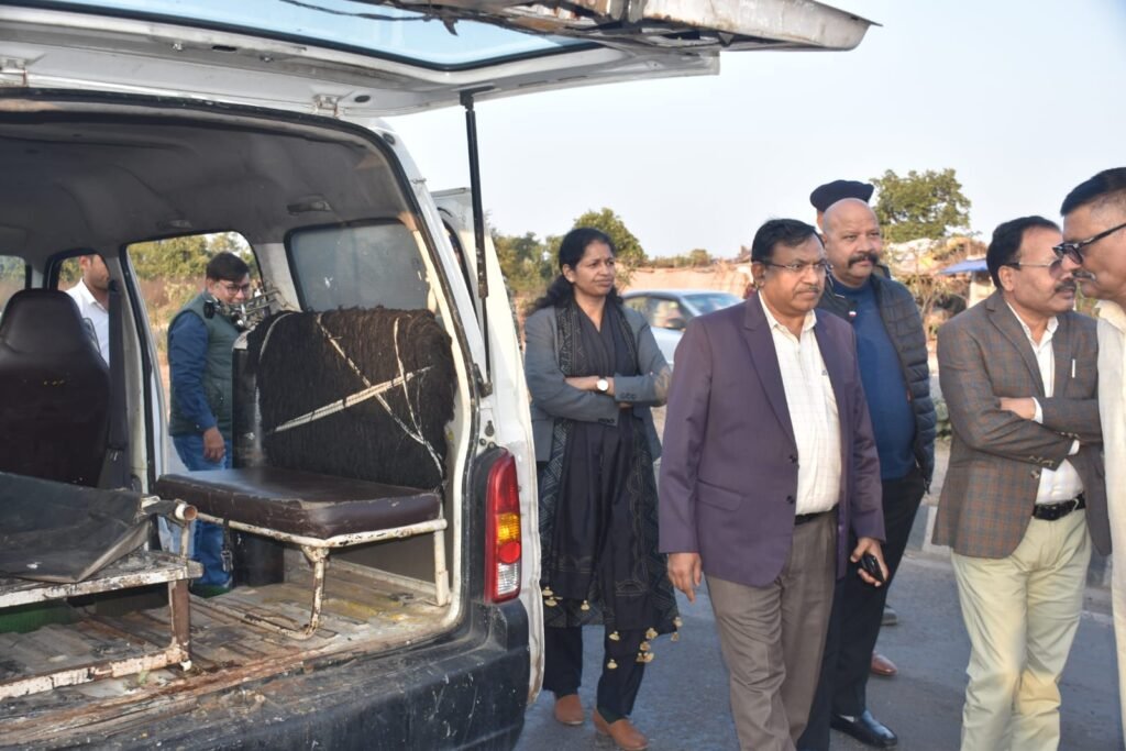 कमिश्नर, आईजी और कलेक्टर ने सीमा पर महाकुंभ की व्यवस्थाओं का लिया जायजा