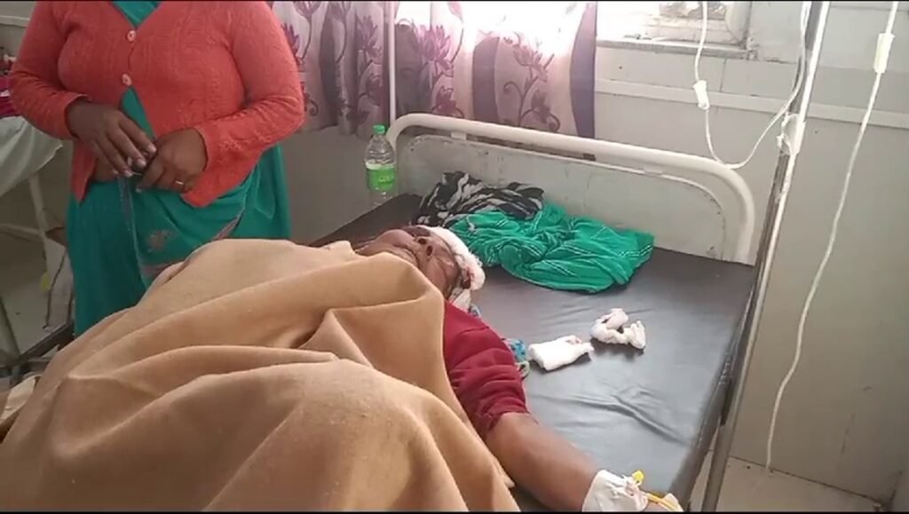 शिकायत करने कलेक्ट्रेट आ रहा वाहन पलटा,कई महिलाएं घायल