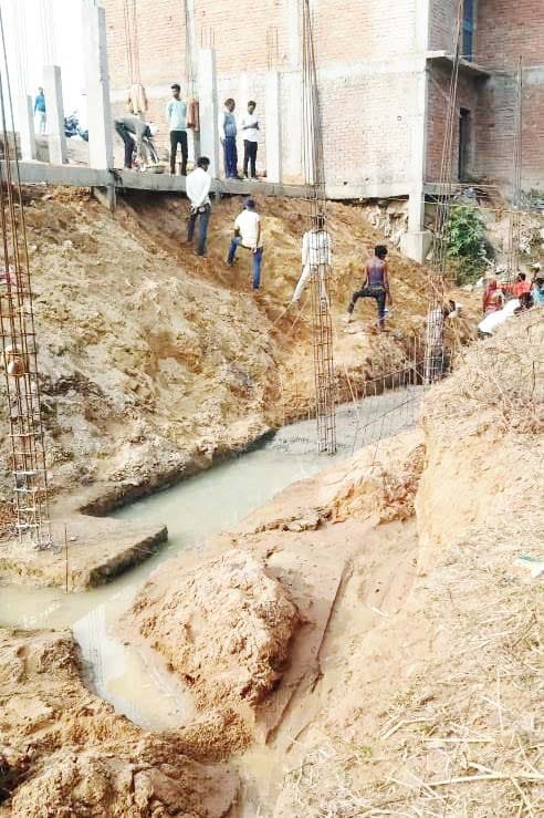 नाला पर बन रहा था मकान, आरआई मौके पर पहुंच रोका