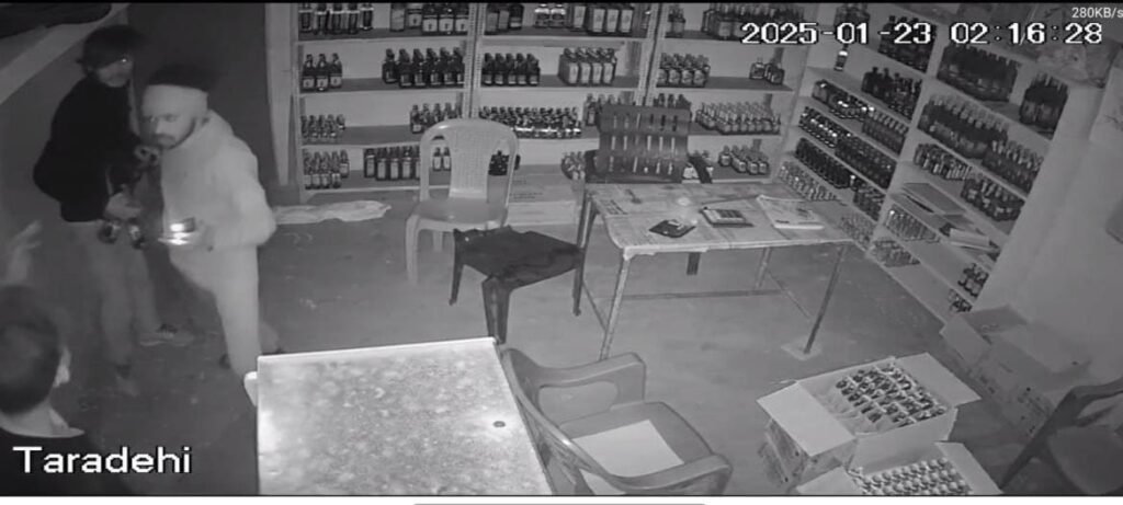 शराब दुकान से 3 लाख नगदी और शराब लुटेरे लूटकर फरार 