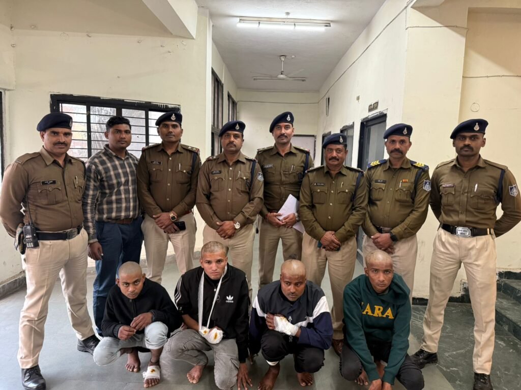 तलवार और डंडे चलाने वाले 4 बदमाश गिरफ्तार 