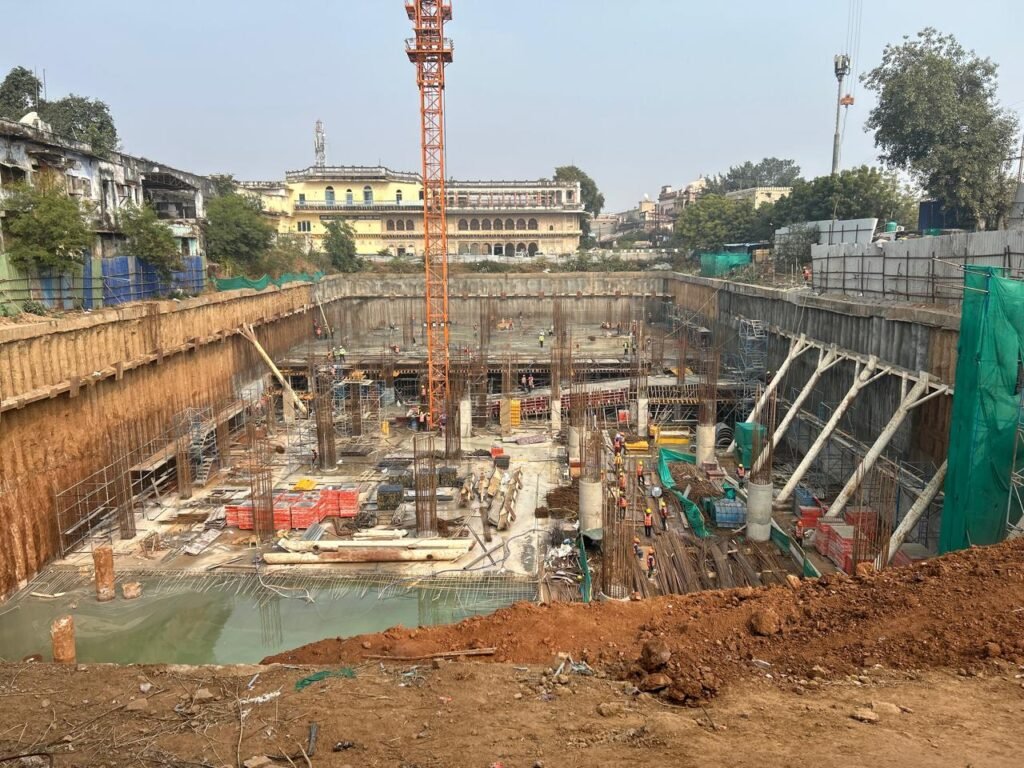 पार्किंग में निकल रहे पानी से रिचार्ज होगी गोरखी बावड़ी