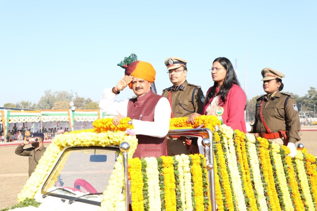 उप मुख्यमंत्री श्री शुक्ल ने ध्वजारोहण कर ली परेड की सलामी