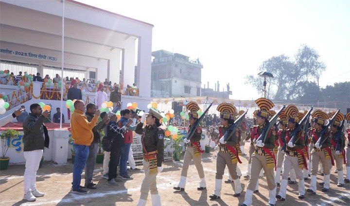 मुख्य समारोह में प्रभारी मंत्री ने ध्वजारोहण कर परेड की ली सलामी