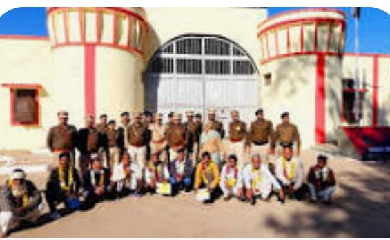 जेल से रिहा हुए 12 कैदी: आंखों में खुशी के आंसू, कहा- एक अपराध से पूरा परिवार बर्बाद होता है