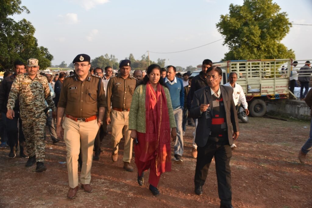 प्रयागराज मार्ग में फंसे वाहनों को व्यवस्थित करने में जुटा प्रशासन