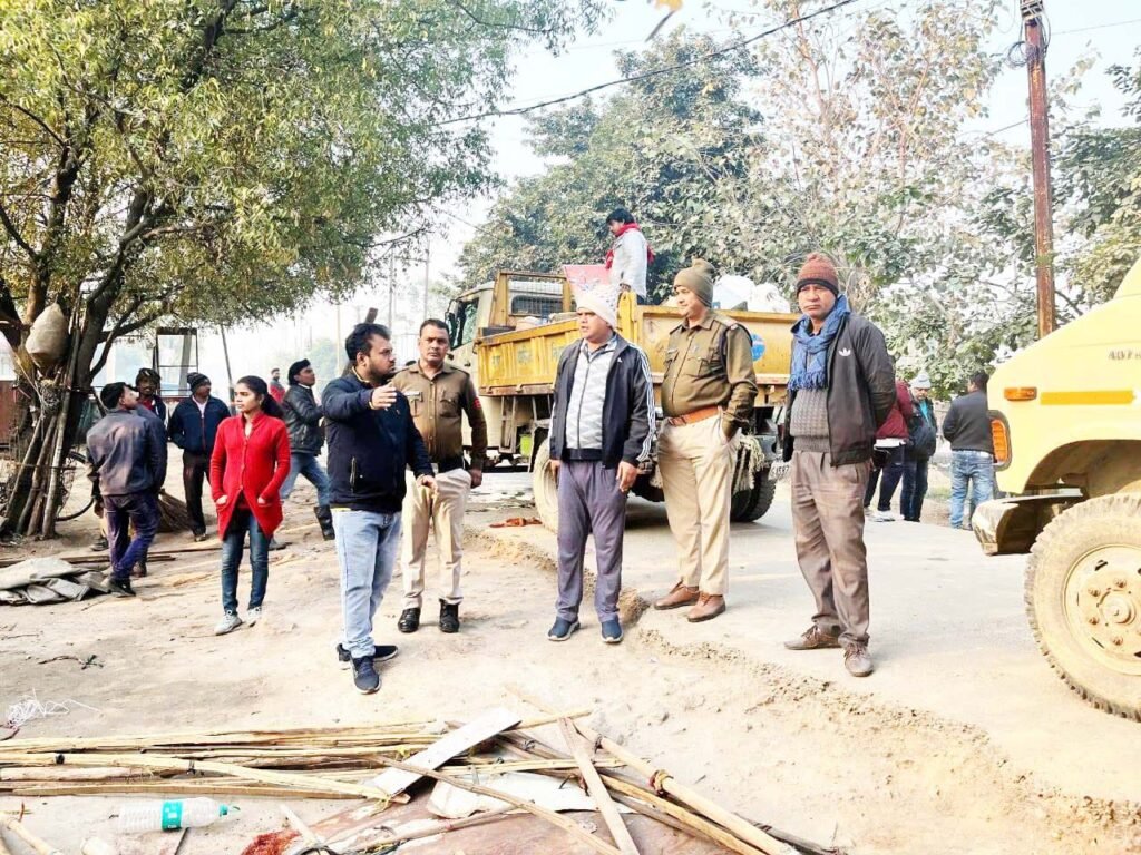 अतिक्रमणकारियों पर नगर निगम की कार्रवाई, रिलायंस चौराहा का हटा अतिक्रमण