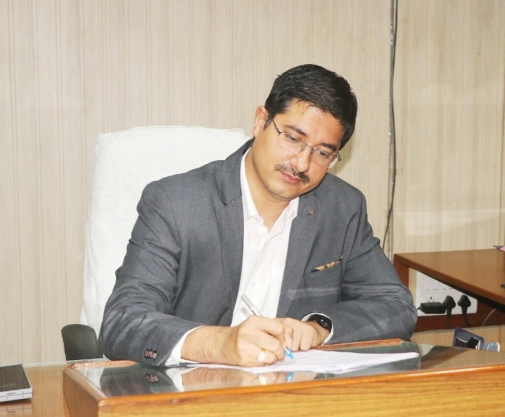 नवागत कलेक्टर ऋषव गुप्ता ने किया पदभार ग्रहण