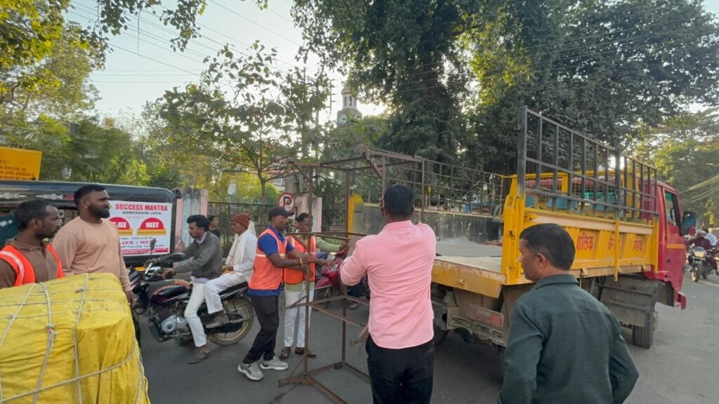 नगर निगम ने घंटाघर क्षेत्र से हटाया अतिक्रमण