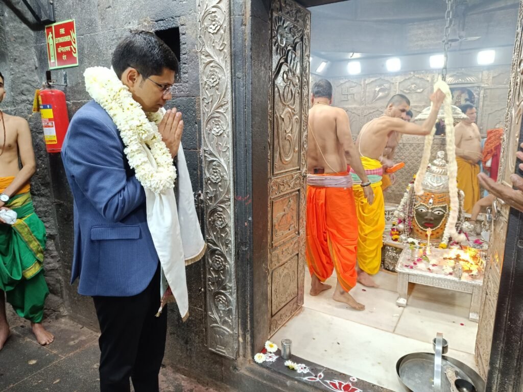 नए प्रशासक कौशिक पहले भस्मारती में पहुंचे, फिर दर्शन कर चार्ज लिया