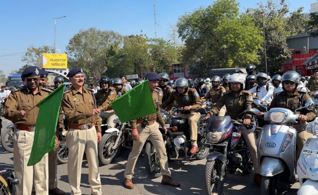 सड़क सुरक्षा माह के समापन पर इंदौर पुलिस ने निकाली हेलमेट जागरूकता रैली