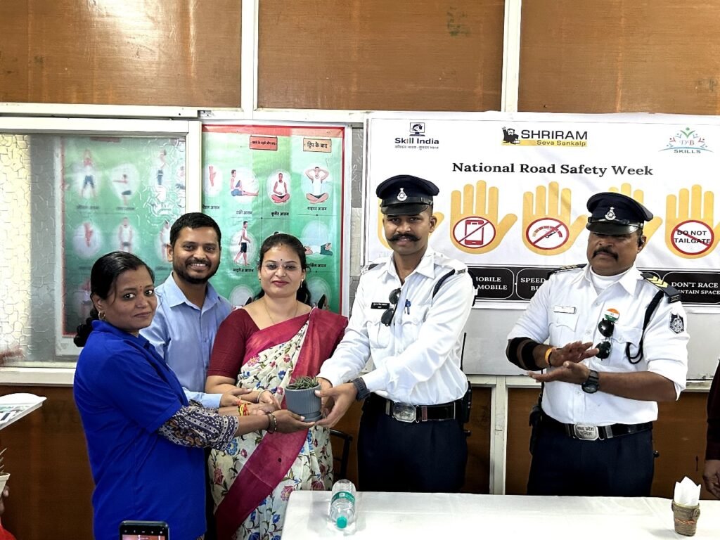 ई-रिक्शा चालक महिलाओं को यातायात नियमों की दी जानकारी