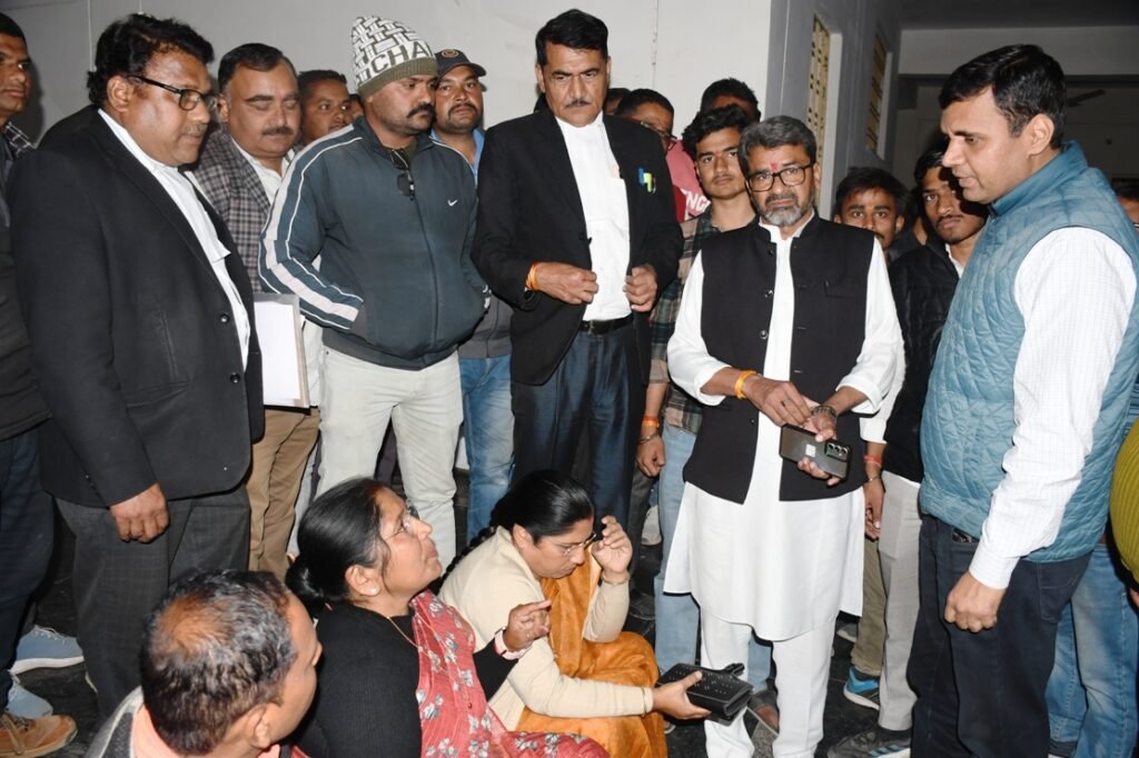 लायसेंस शाखा की महिला लिपिक के दुव्र्यवहार से नाराज पूर्व अध्यक्ष जि.पं बैठी धरने पर