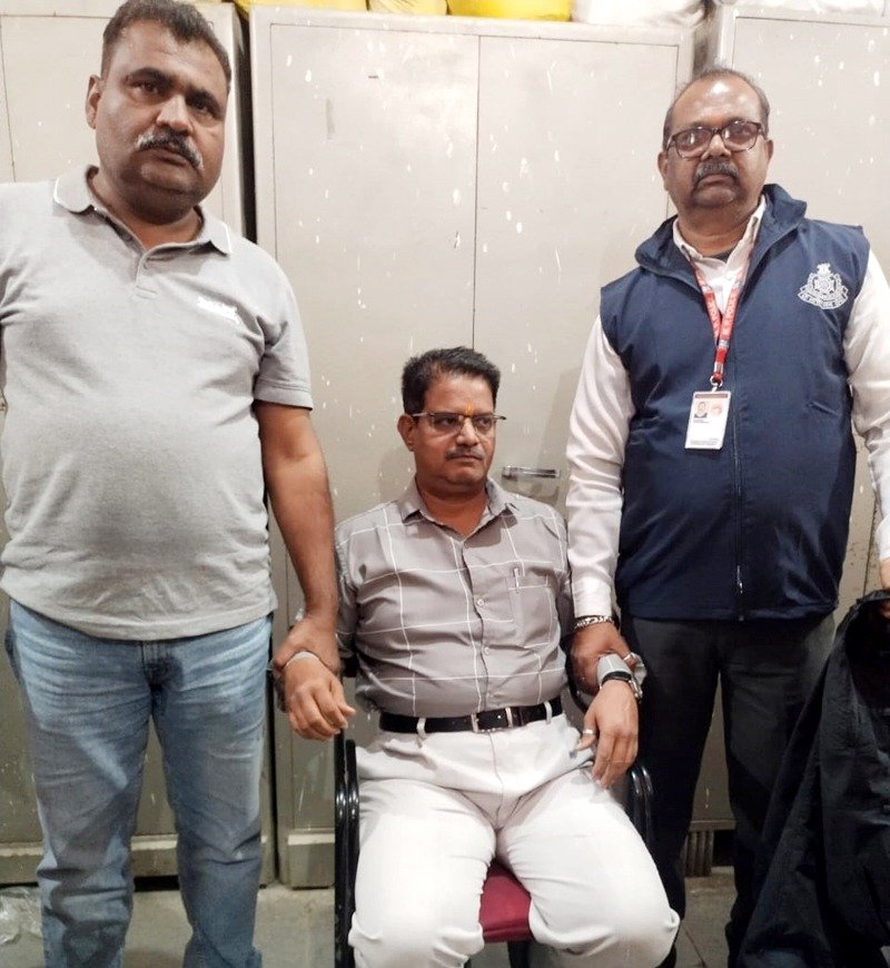 जनपद सहायक लेखा अधिकारी 15 हजार की रिश्वत लेते गिरफ्तार 