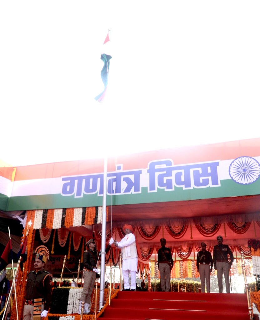 राज्यपाल श्री मंगुभाई पटेल ने लाल परेड ग्राउंड भोपाल में 76वें गणतंत्र दिवस समारोह में राष्ट्रध्वज फहराया।