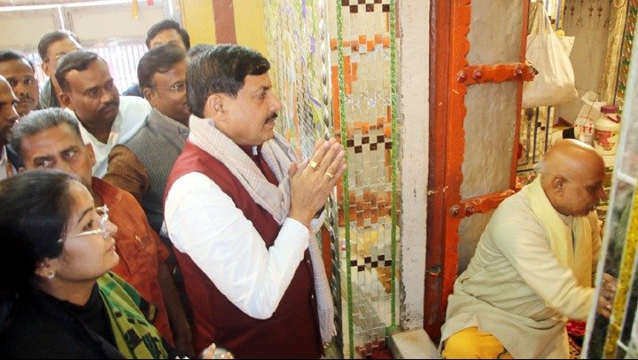 यादव ने कामतानाथ मंदिर में पूजा-अर्चना की