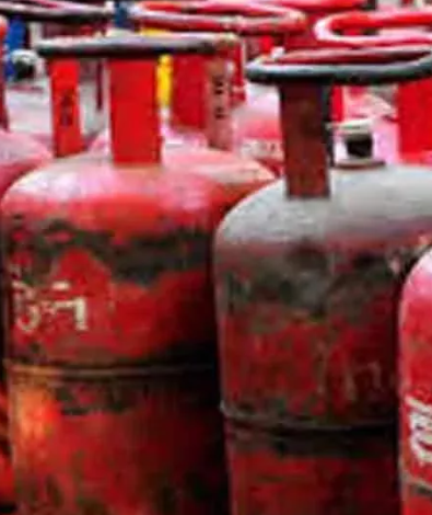 ऑटो में भर रहे थे घरेलू गैस, पांच पकड़ाए