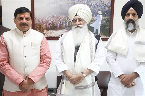 यादव इंदौर में राधा स्वामी डेरे पहुँचे