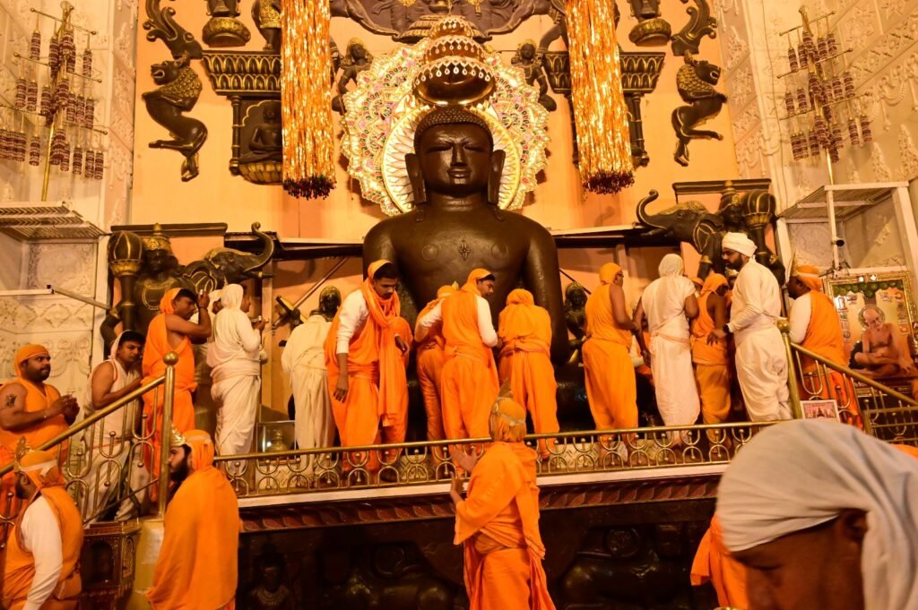 नव वर्ष पर कुंडलपुर में श्रद्धालु भक्तों का उमड़ा जन सैलाब