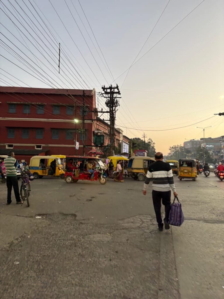 दिन भर सड़कों पर फर्राटा भरते हैं ऑटो