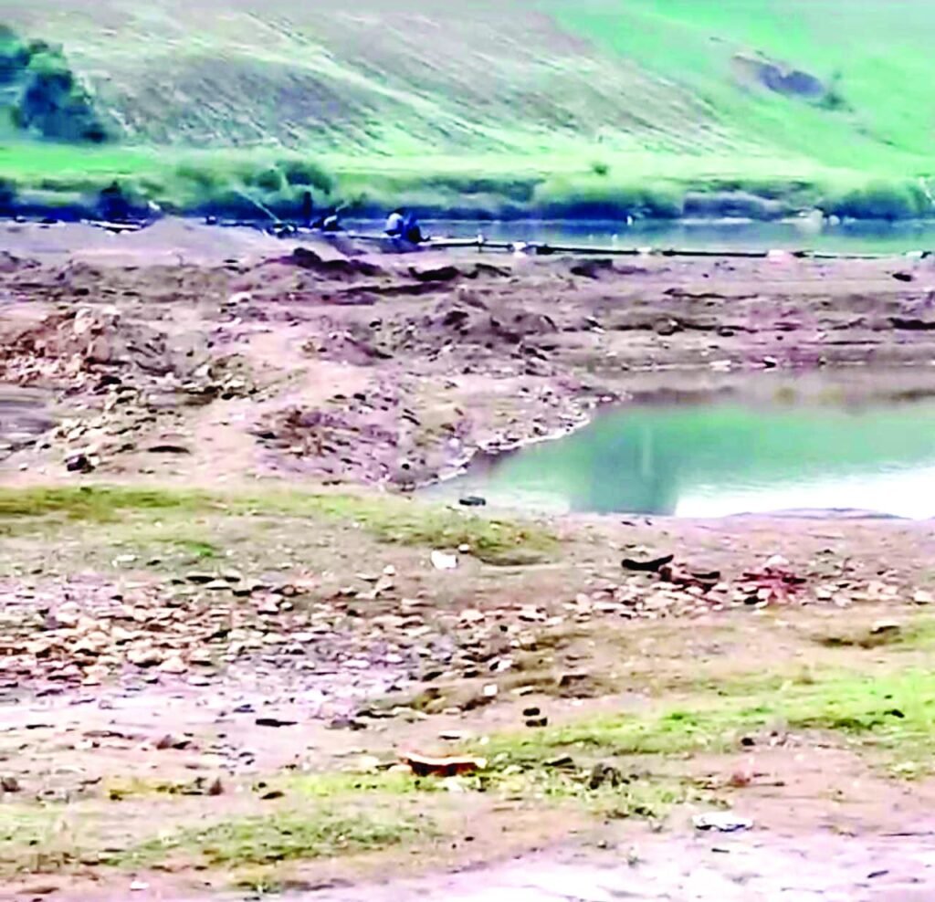 जीवनदायनी नर्मदा से धड़ल्ले से उत्खनन जारी