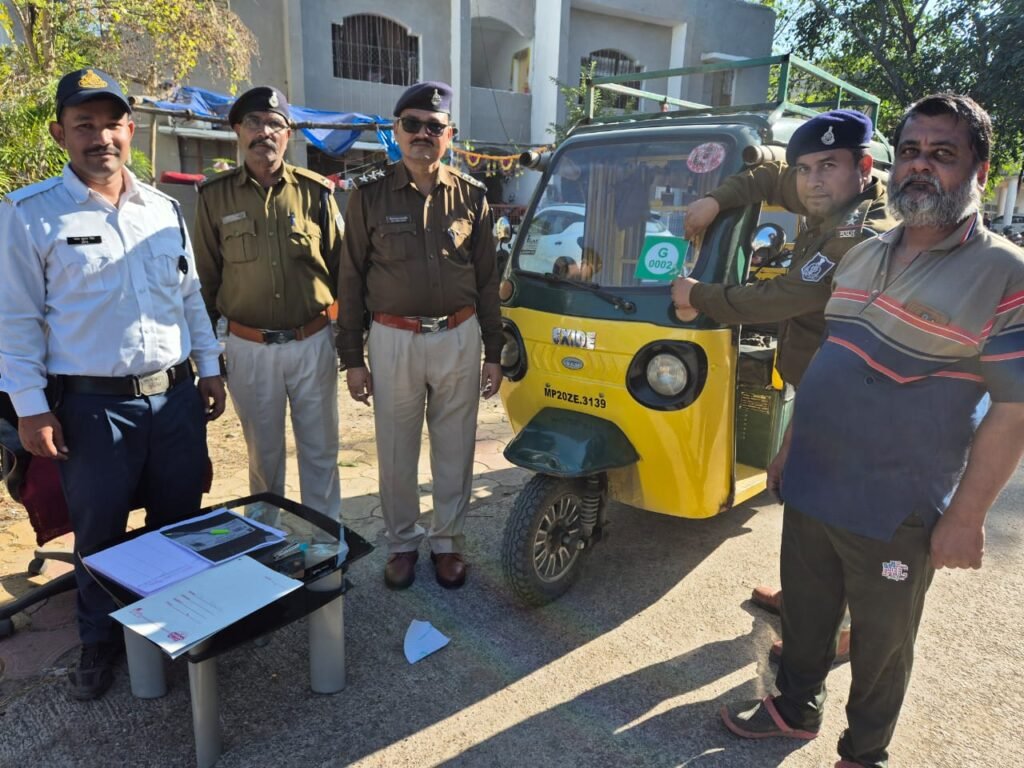 51 ई- रिक्शा के रूट हुए तय, स्टीकर चस्पा