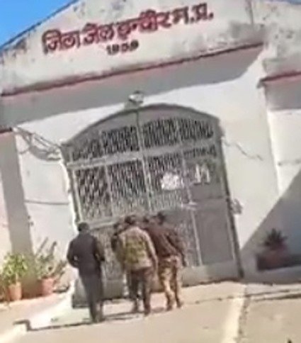 प्रदर्शन कर रहे दो लोगों को भेजा जेल