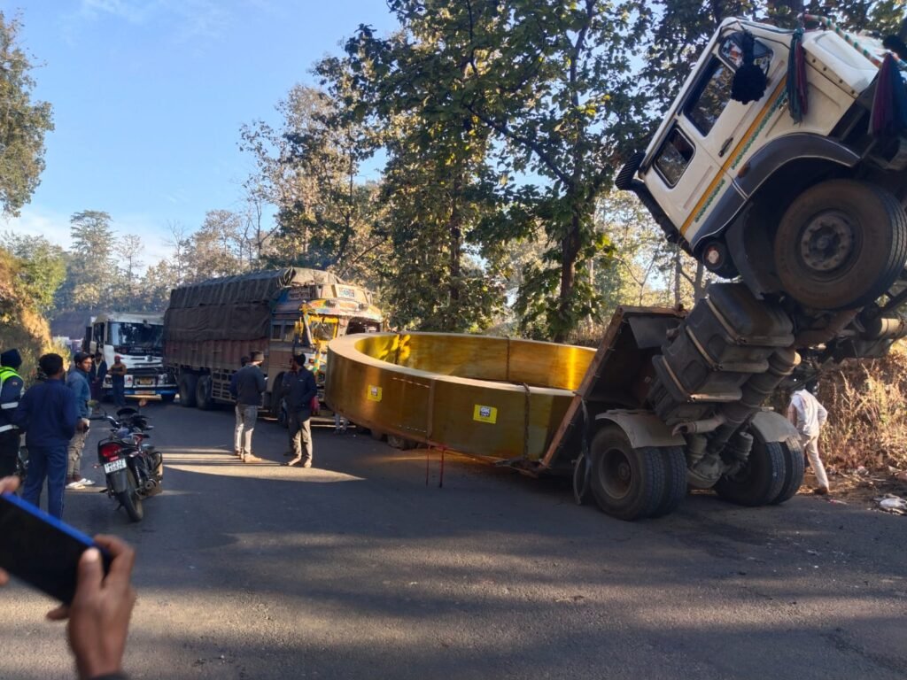 ट्राला के हुए दो टुकड़े, पीछे दो ट्रक भिड़े