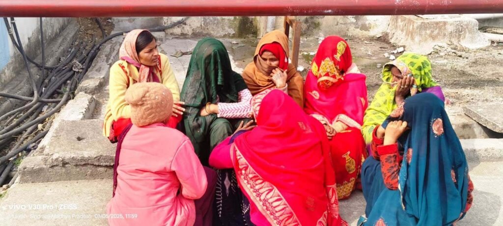 जांच में पुलिस को कमरे में मिले खून के धब्बे