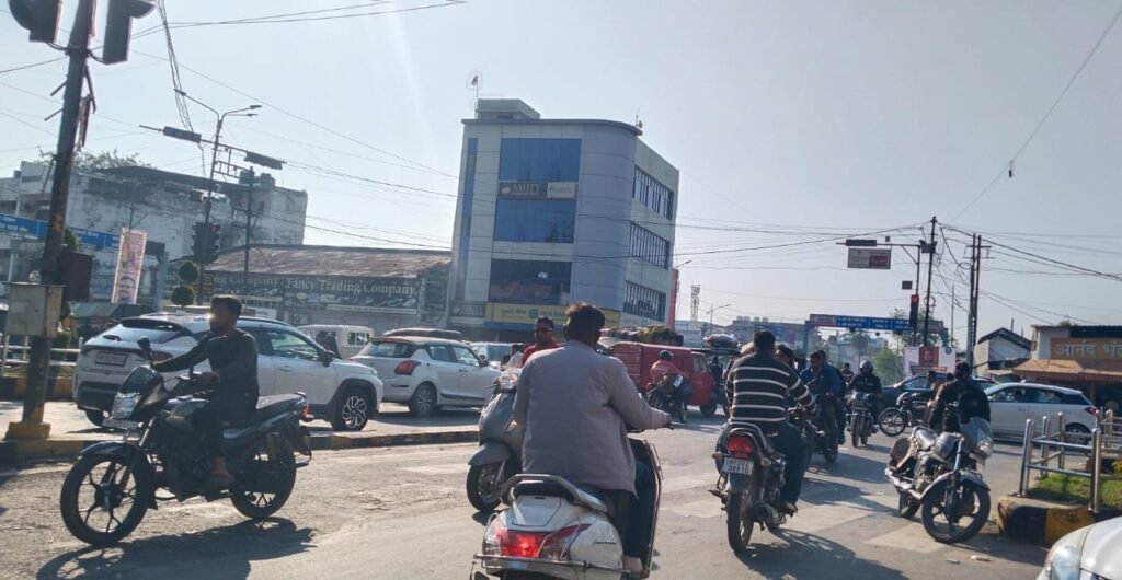 ट्रैफिक सिग्नल बंद, मेनुअल संकेत देने वाली पुलिस गायब