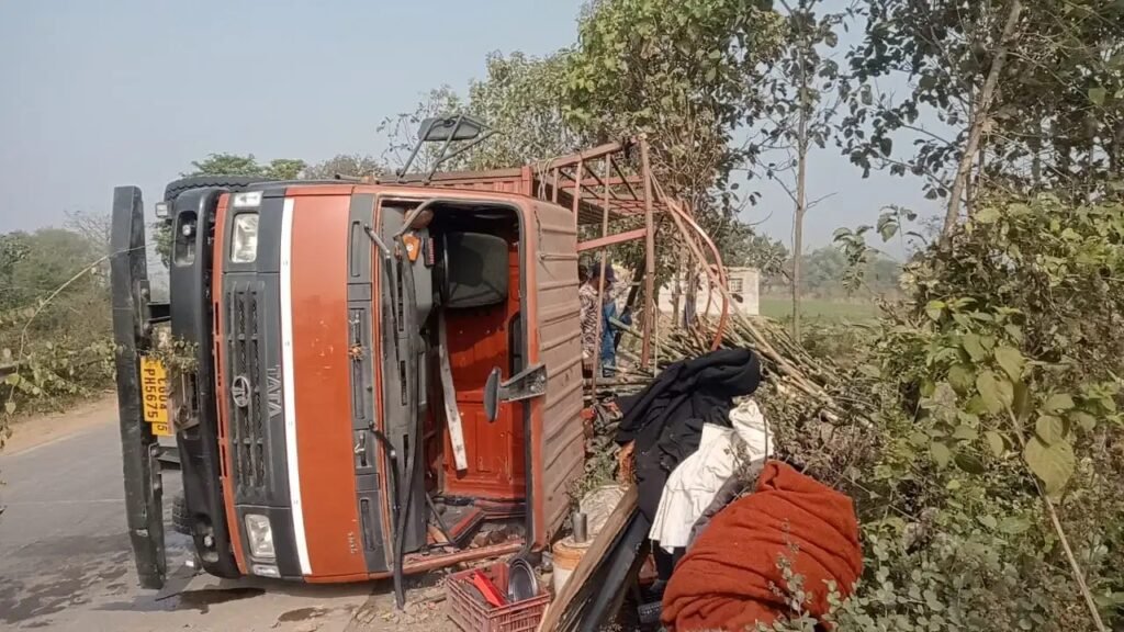 बाइक बचाने के चक्कर में पलटा ट्रक, ड्राइवर चोटिल