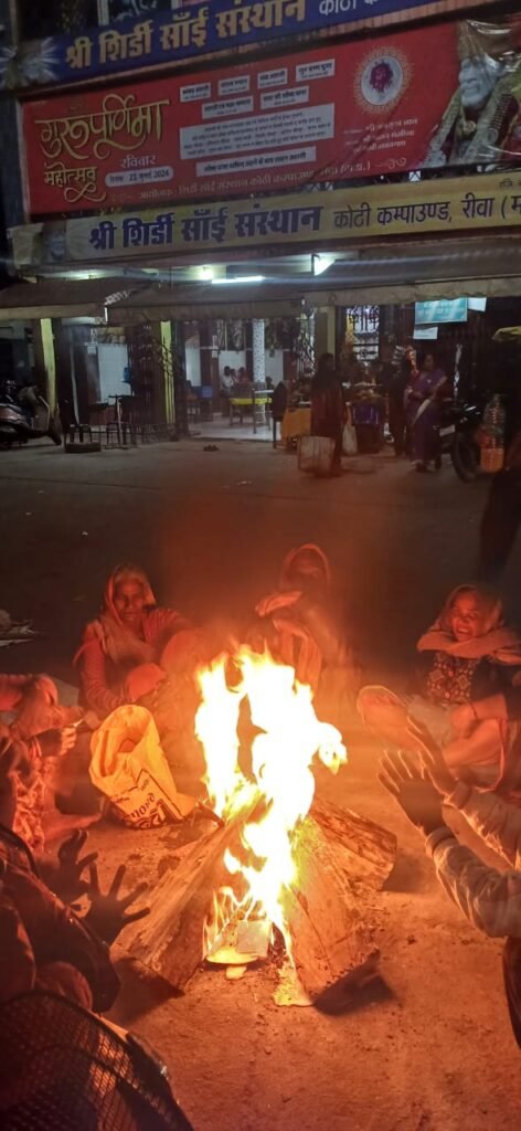 सुबह शहर कोहरे के चादर से लिपटा रहा, शीत लहर के चपेट में जिला