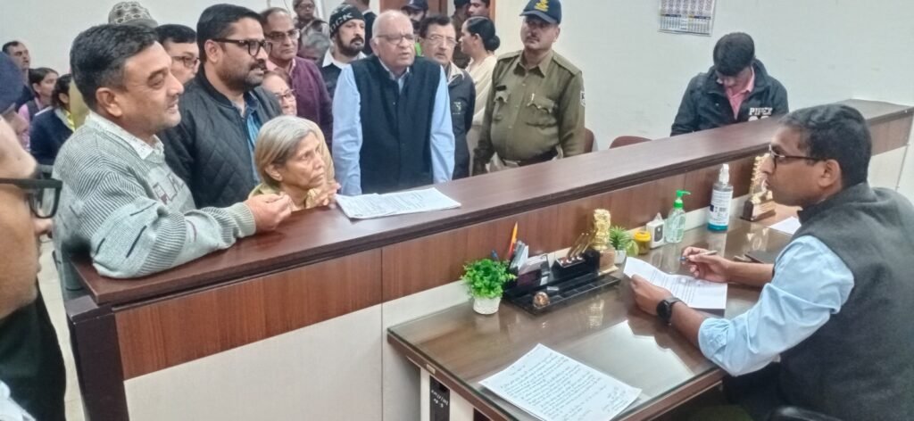 आवेदकों की समस्या को गंभीरता से सुनें