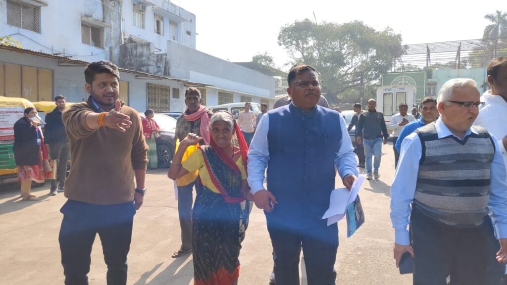 निगमायुक्त वृद्ध महिला को स्वयं लेकर पहुंचे विभाग में