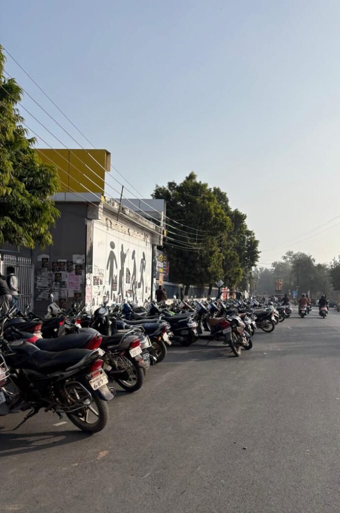 खेल का लुत्फ़ उठाने आए, उड़ा रहे नियमों की धज्जियां