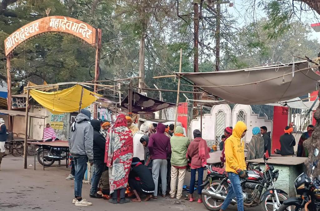 आधार कार्ड बनाने व सुधारने के लिए कड़कड़ाती ठंड में ग्रामीण हो रहे परेशान