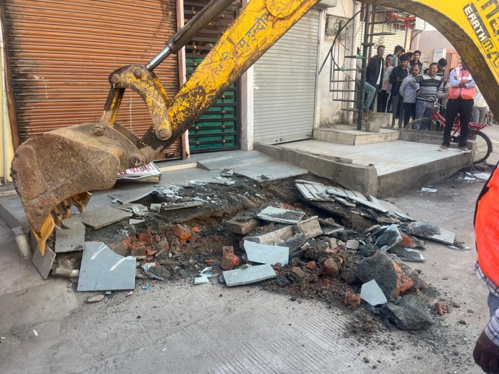 यातायात में बाधक दुकानों के शेड, अतिक्रमण, ओटले हटाए