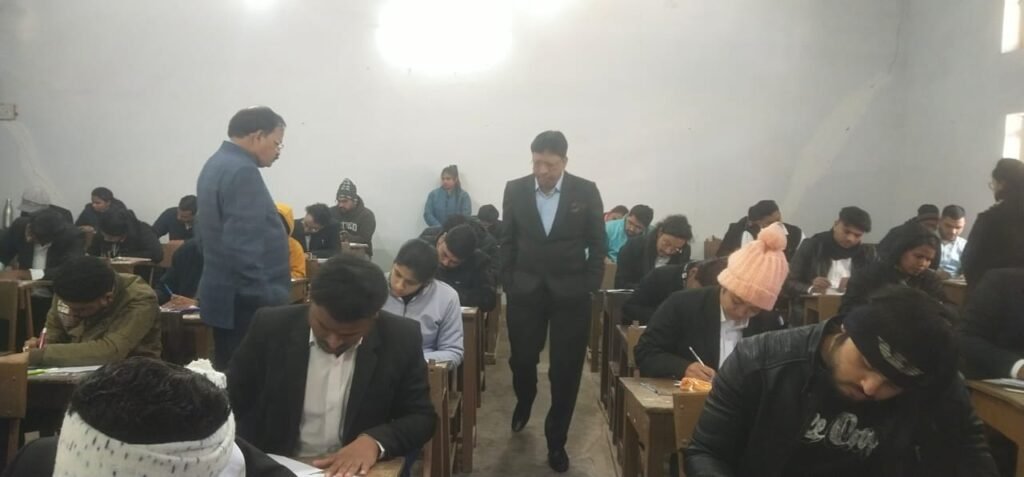 परीक्षा केंद्र पर अचानक पहुंचे कुलगुरु