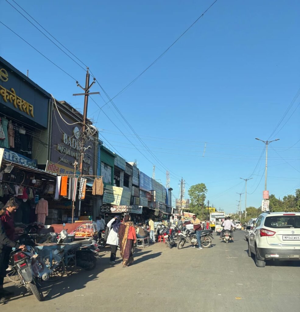 सड़क की एक लेन दुकानदारों के हवाले