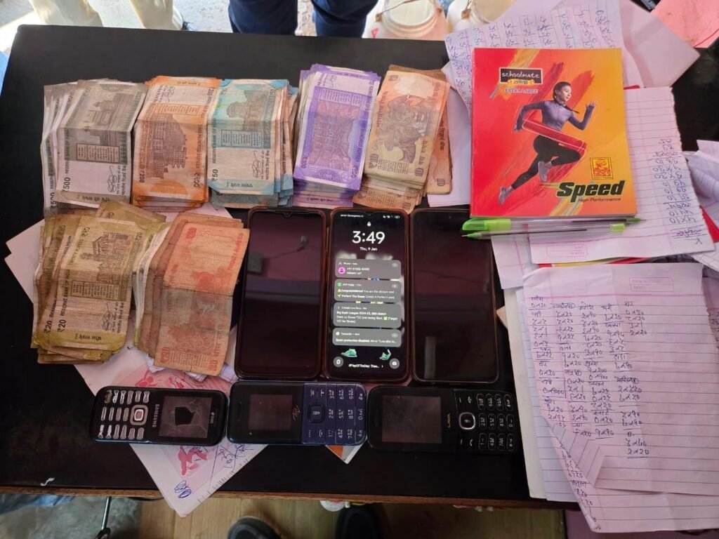 चाय की दुकान की आड़ में लिखा जा रहा था सट्टा