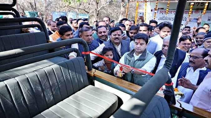 सिंधिया ने टाइगर सफारी वाहन को दिखाई हरी झंडी