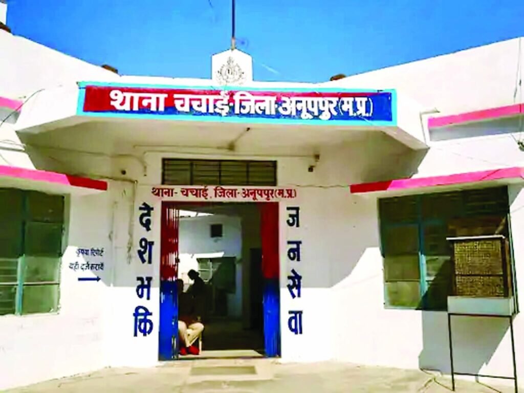 मां-बेटे सहित 8 पर मामला दर्ज