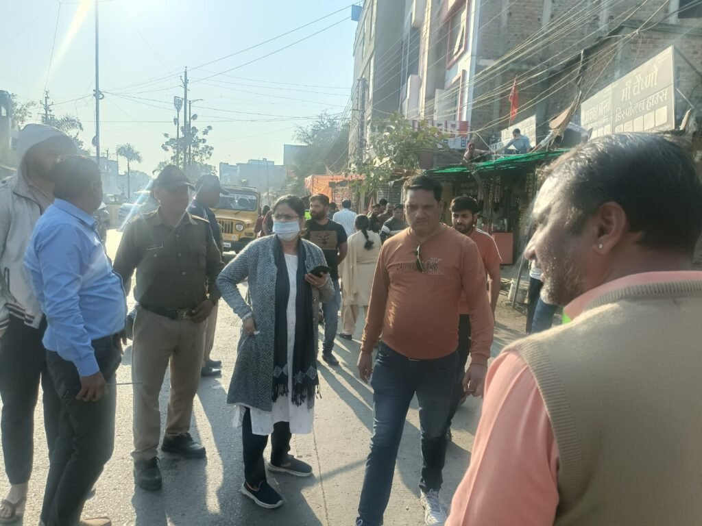 यातायात में बाधक दुकानों के शेड, ओटले व बाधाएं हटाई