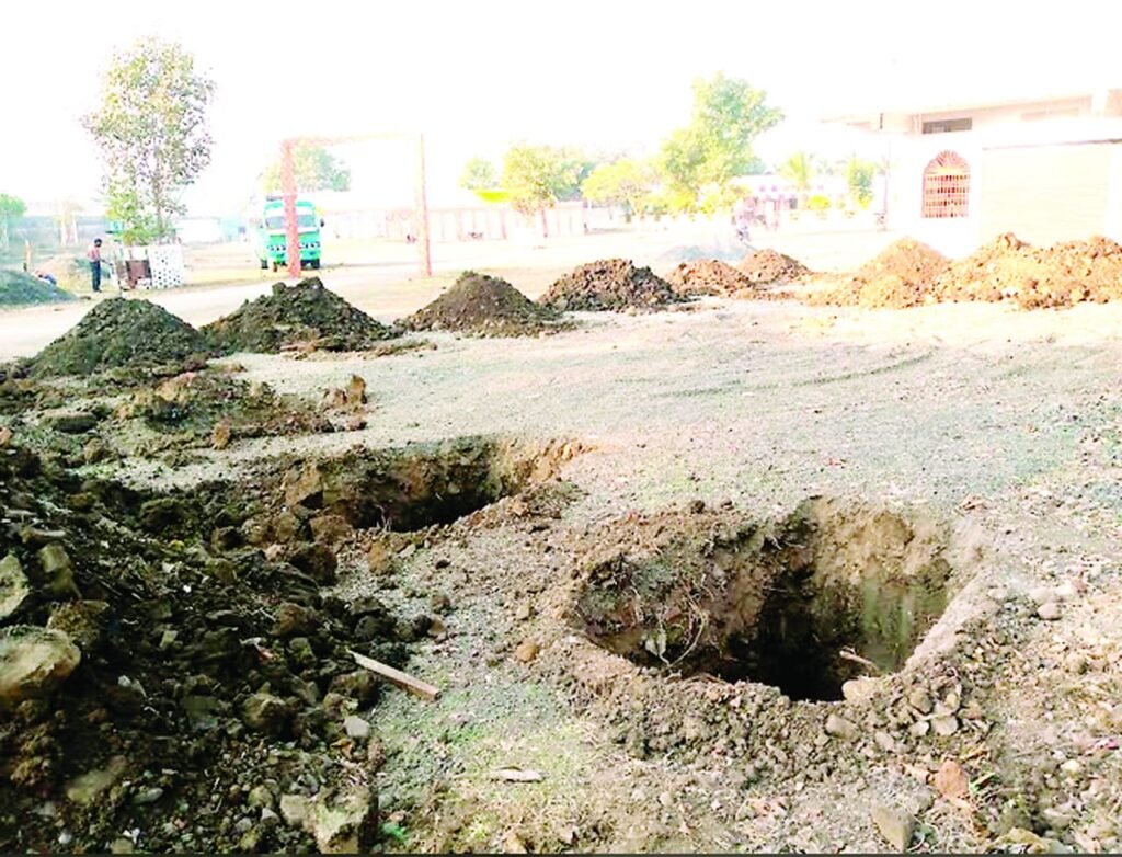 अज्ञात लोगों ने रातों-रात मंदिर परिसर में खोदे गड्ढे
