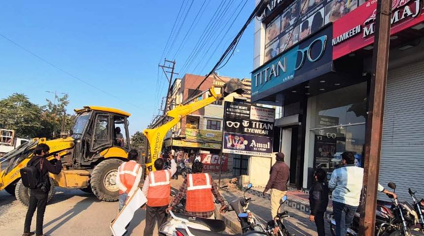 बंगाली चौराहे से कनाडिया रोड पर चली मुहिम