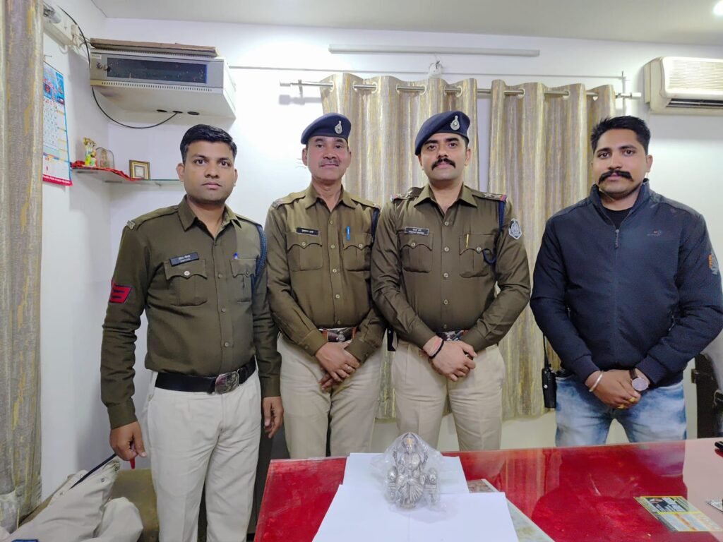 अस्पताल से मूर्ति चोरी करने वाली महिला गिरफ्तार