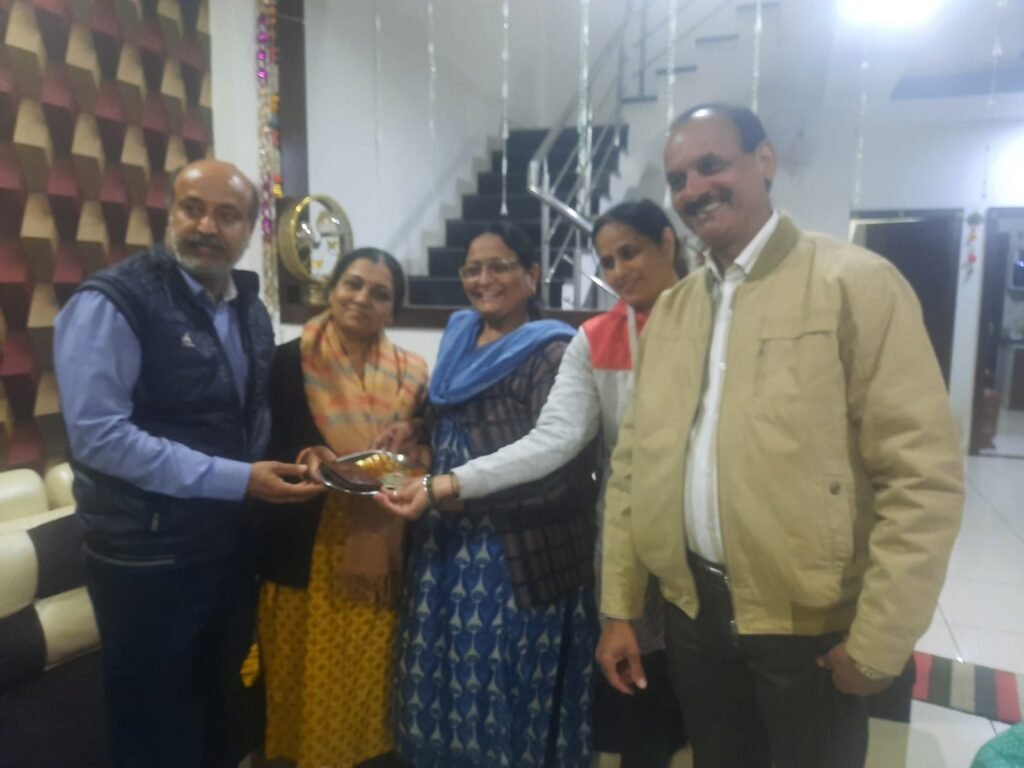 सोने के जेवर व 20 हजार रुपए से भरा पर्स वापस किया