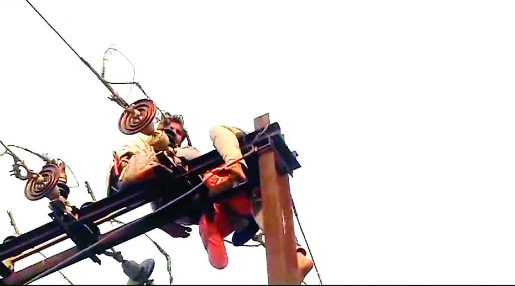 आउट सोर्स कर्मचारी की करंट लगने से मौत