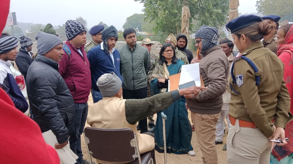 जौरासी चौकी के सीमा विवाद संबंधी निराकरण के सिलसिले में कलेक्टर मौके पर पहुँचीं